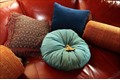Композиция подушек выдержана в одном стиле,акцент на серо-голубой подушке в центре.